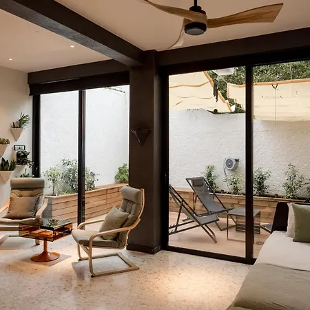 Modern Retreat With Private Courtyard