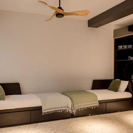 Modern Retreat With Private Courtyard アパート