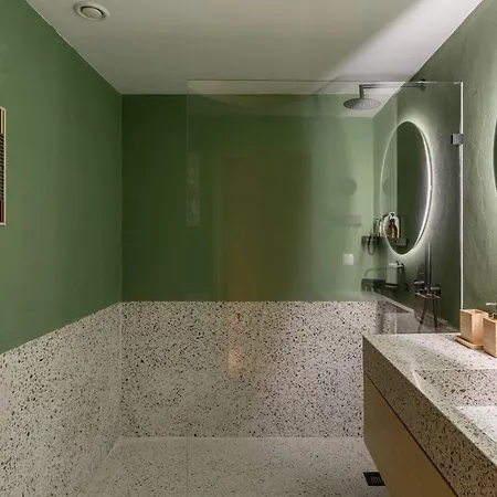 Modern Retreat With Private Courtyard דירה